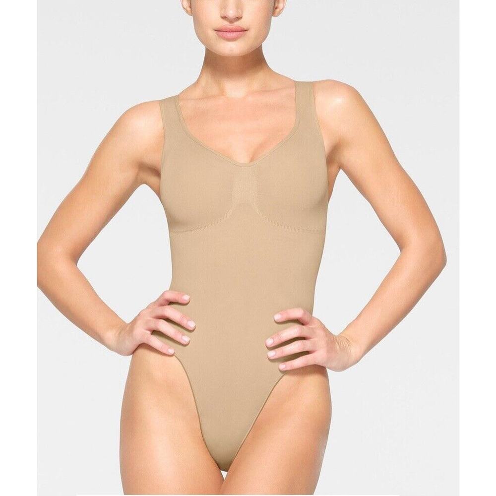 SKIMS Seamless Sculpt Scoopneck thong bodysuit NWOT size S
